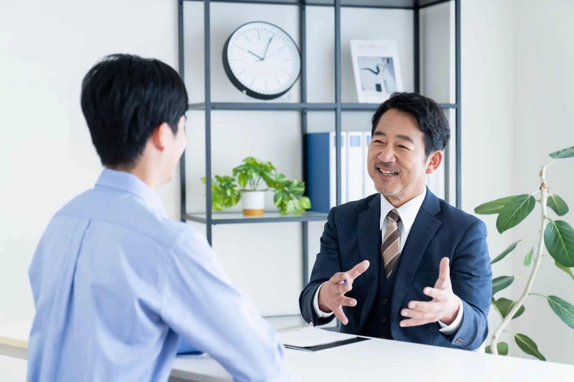 オフィスで商談する二人の男性