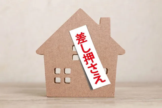 家形模型に貼られた売り物件ラベル