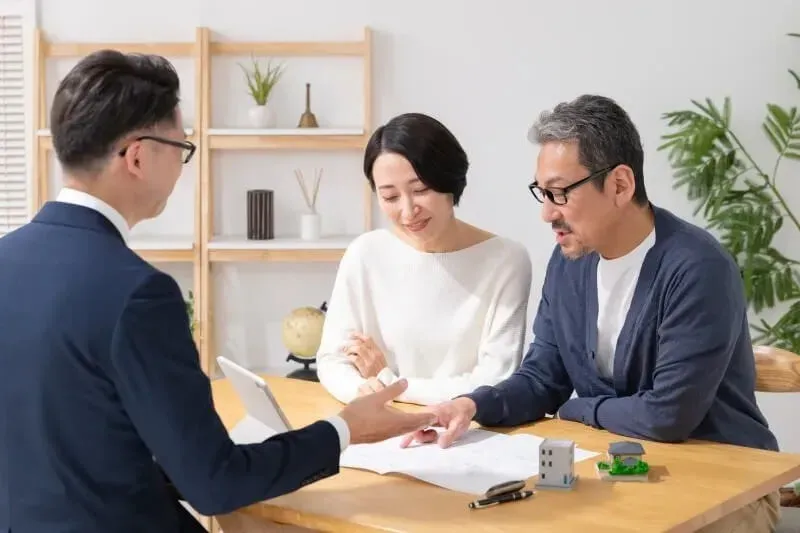 テーブルで相談するビジネスミーティング
